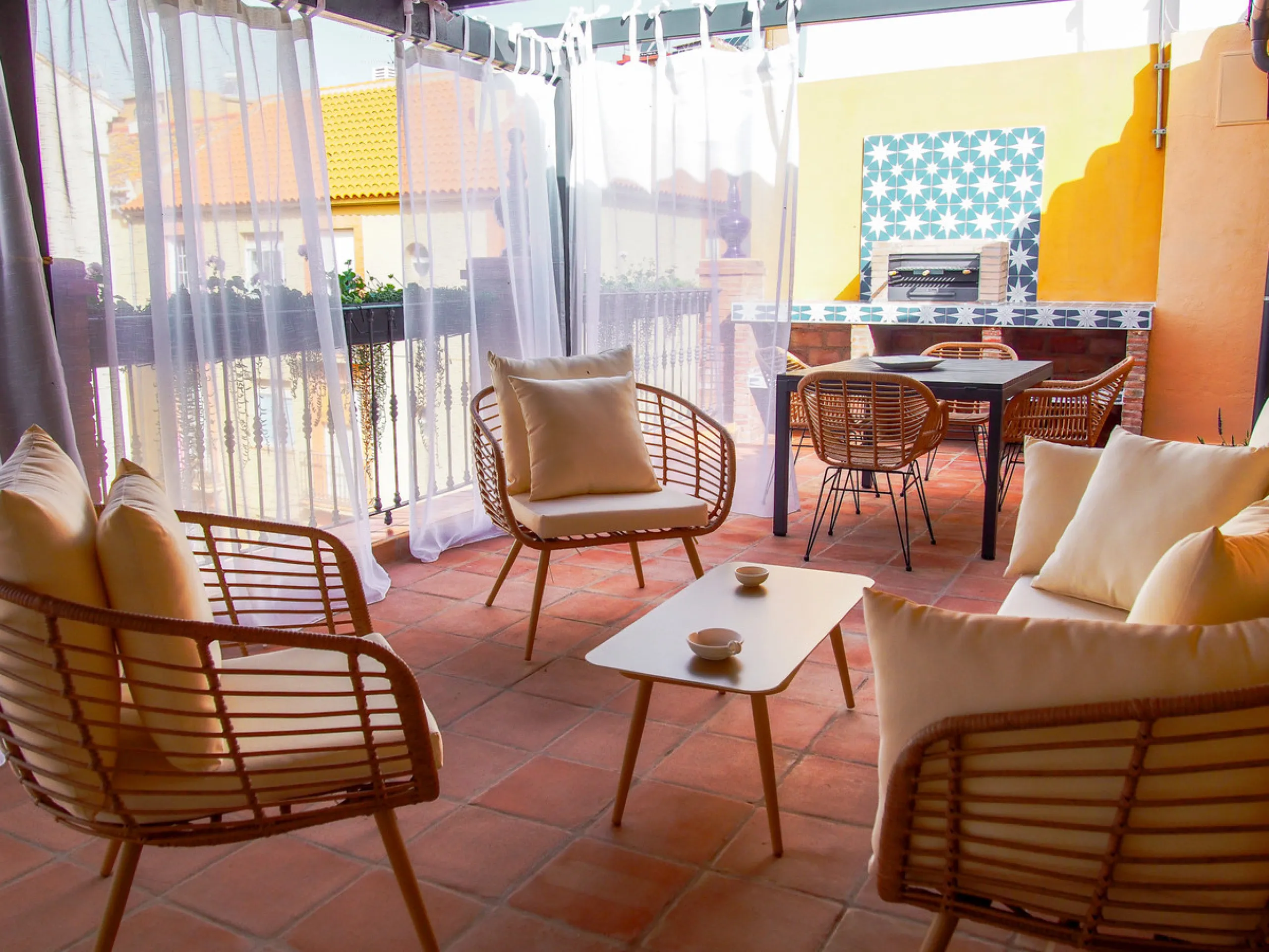 Located in the Historic Centre, this three-storey residential building with tourist license showcases a classic façade inspired by traditional Andalusian architecture and is arranged around a charming, flower-filled central patio. Fully renovated in 2025,