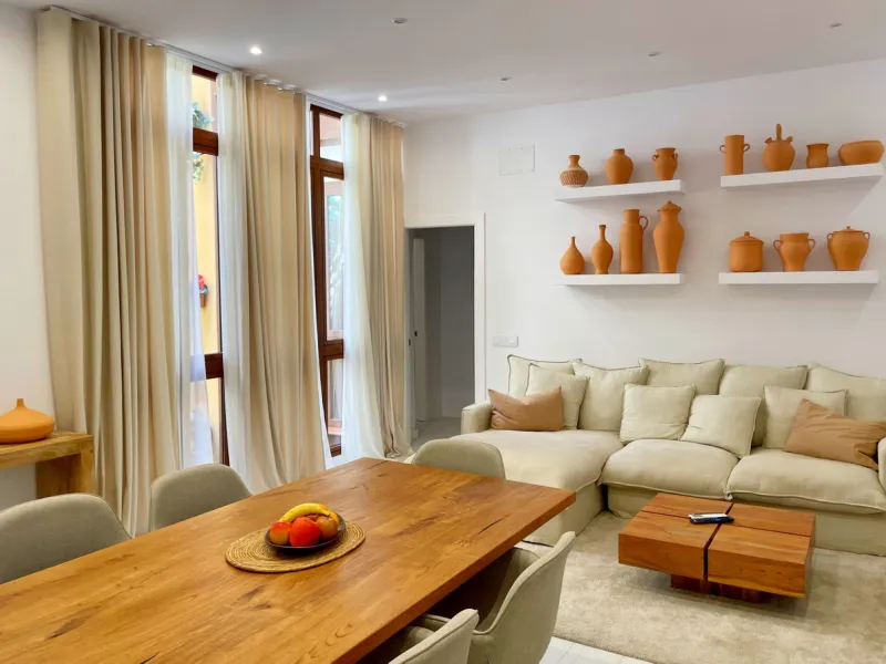 Located in the Historic Centre, this three-storey residential building with tourist license showcases a classic façade inspired by traditional Andalusian architecture and is arranged around a charming, flower-filled central patio. Fully renovated in 2025,