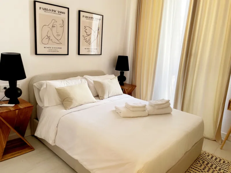 Located in the Historic Centre, this three-storey residential building with tourist license showcases a classic façade inspired by traditional Andalusian architecture and is arranged around a charming, flower-filled central patio. Fully renovated in 2025,