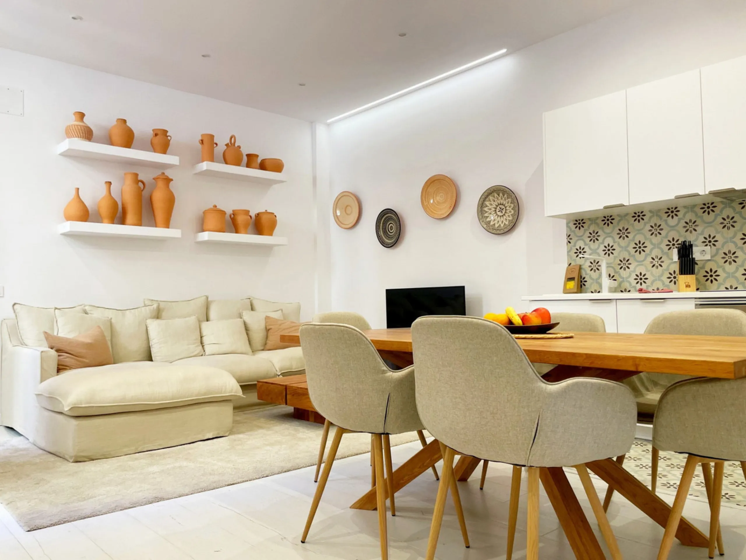 Located in the Historic Centre, this three-storey residential building with tourist license showcases a classic façade inspired by traditional Andalusian architecture and is arranged around a charming, flower-filled central patio. Fully renovated in 2025,