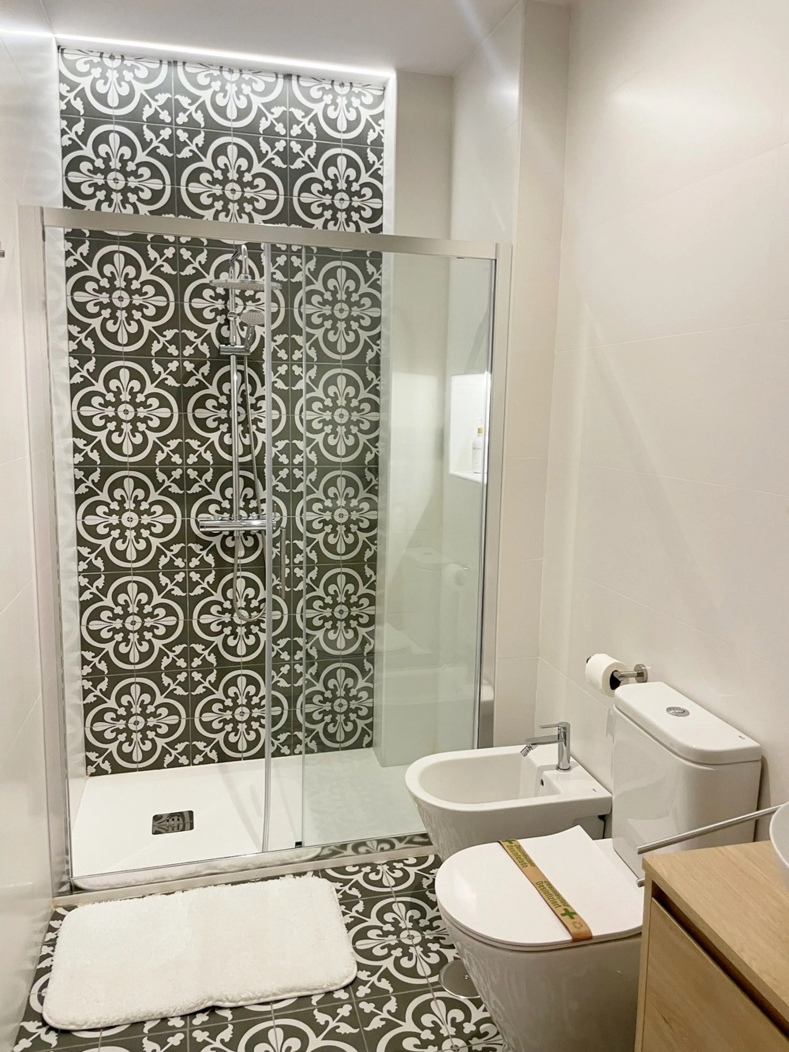Located in the Historic Centre, this three-storey residential building with tourist license showcases a classic façade inspired by traditional Andalusian architecture and is arranged around a charming, flower-filled central patio. Fully renovated in 2025,