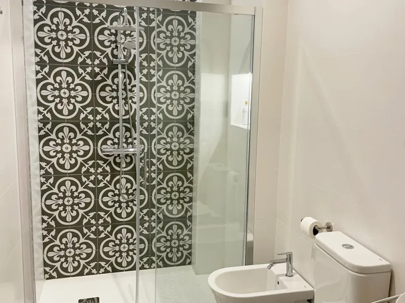 Located in the Historic Centre, this three-storey residential building with tourist license showcases a classic façade inspired by traditional Andalusian architecture and is arranged around a charming, flower-filled central patio. Fully renovated in 2025,