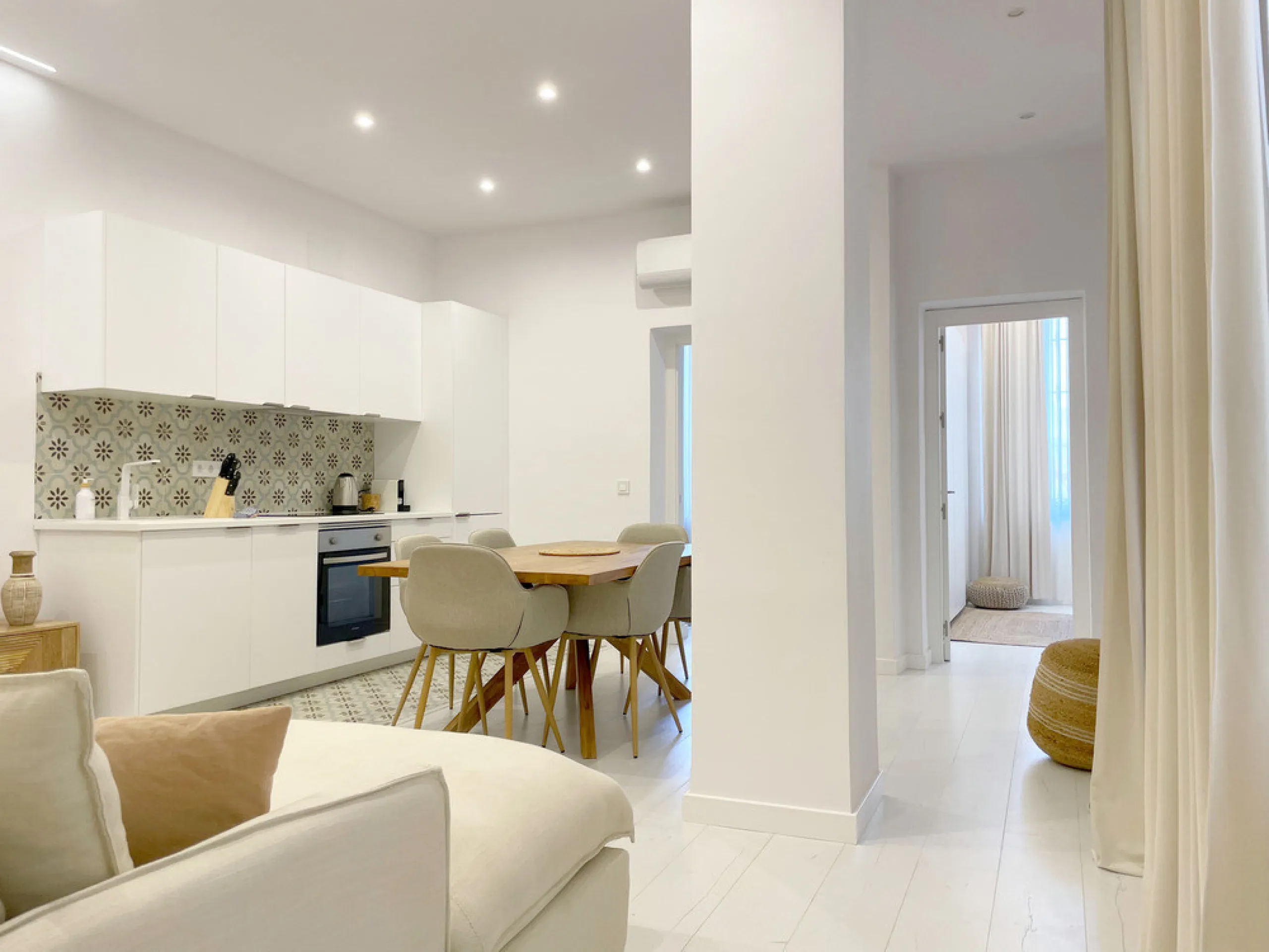 Located in the Historic Centre, this three-storey residential building with tourist license showcases a classic façade inspired by traditional Andalusian architecture and is arranged around a charming, flower-filled central patio. Fully renovated in 2025,