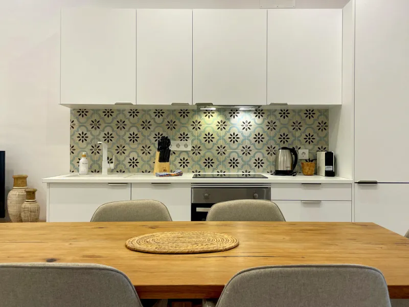 Located in the Historic Centre, this three-storey residential building with tourist license showcases a classic façade inspired by traditional Andalusian architecture and is arranged around a charming, flower-filled central patio. Fully renovated in 2025,
