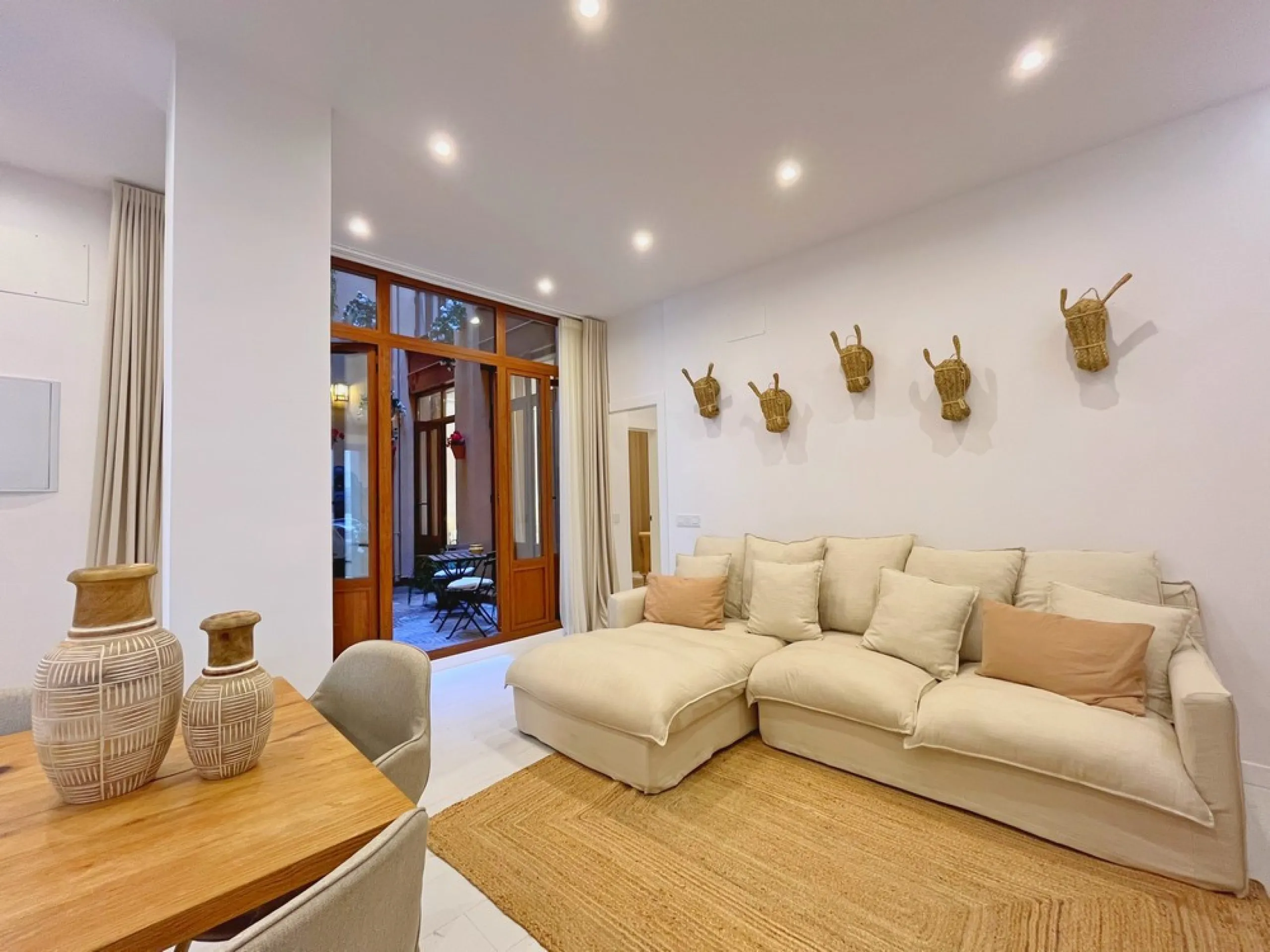 Located in the Historic Centre, this three-storey residential building with tourist license showcases a classic façade inspired by traditional Andalusian architecture and is arranged around a charming, flower-filled central patio. Fully renovated in 2025,