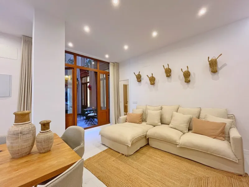 Located in the Historic Centre, this three-storey residential building with tourist license showcases a classic façade inspired by traditional Andalusian architecture and is arranged around a charming, flower-filled central patio. Fully renovated in 2025,