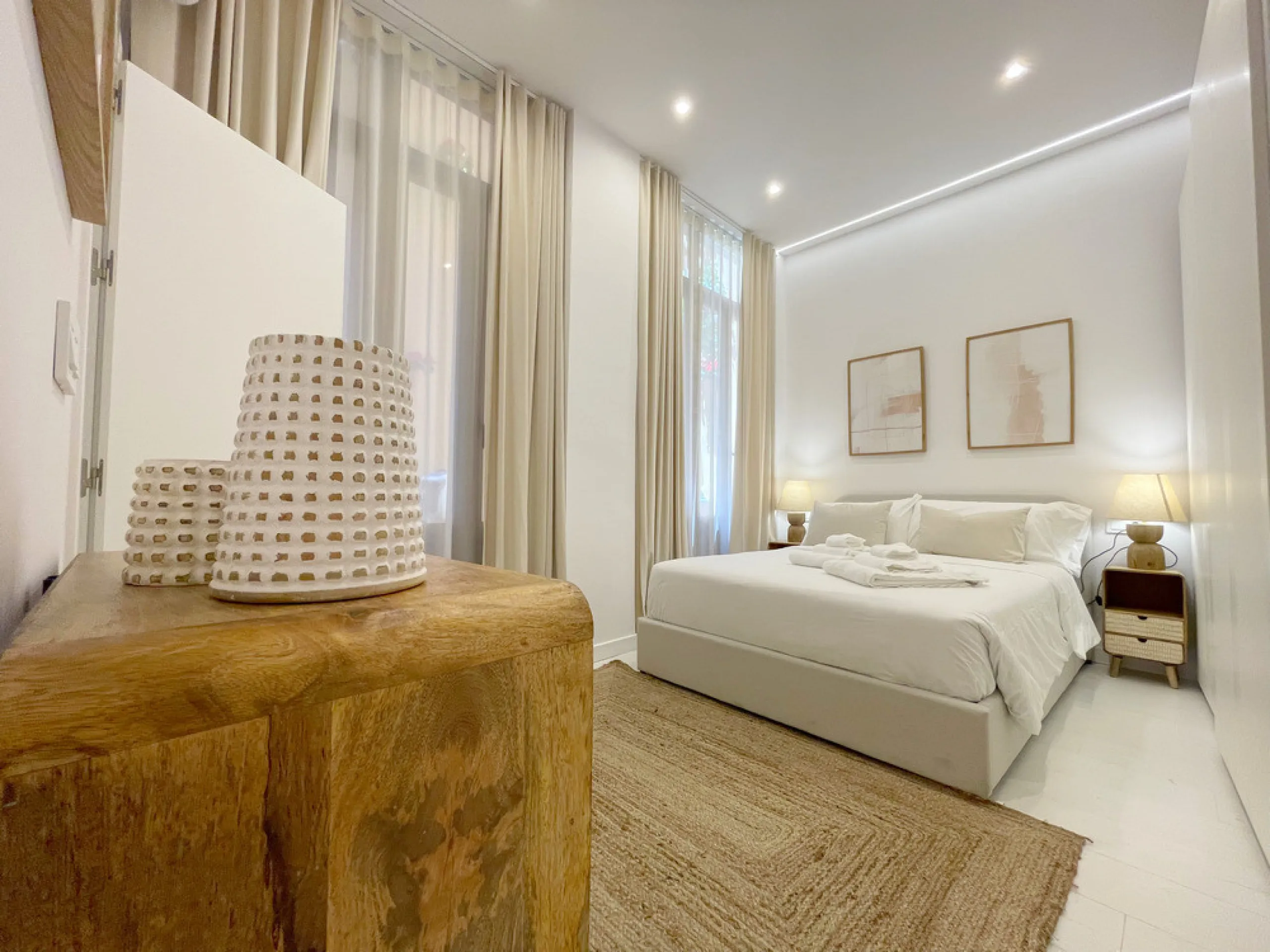 Located in the Historic Centre, this three-storey residential building with tourist license showcases a classic façade inspired by traditional Andalusian architecture and is arranged around a charming, flower-filled central patio. Fully renovated in 2025,