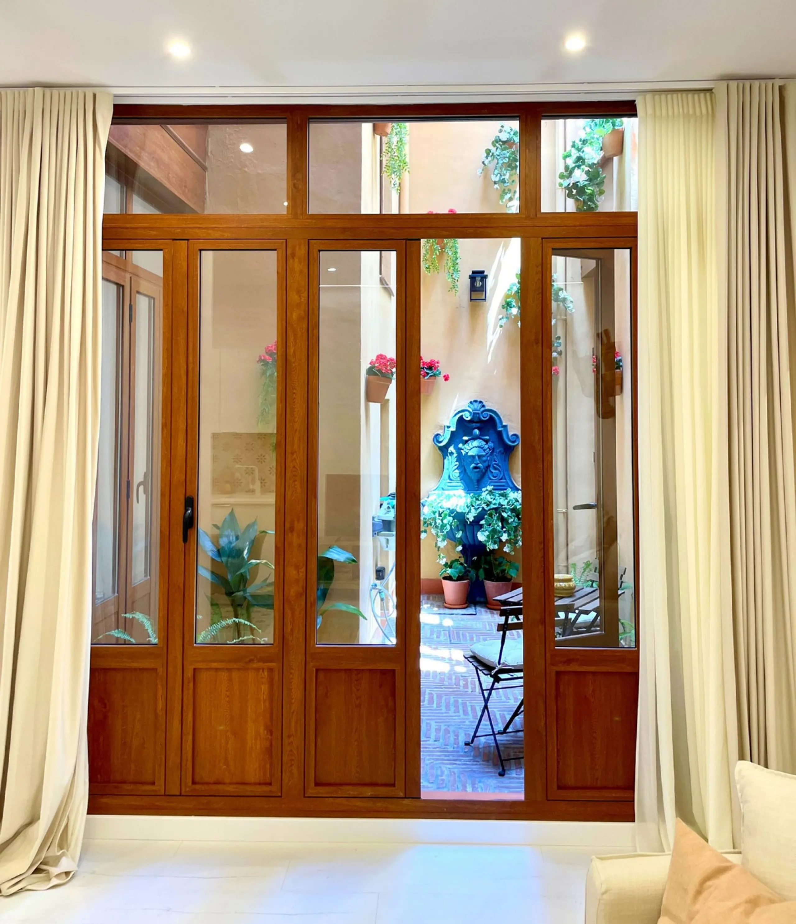 Located in the Historic Centre, this three-storey residential building with tourist license showcases a classic façade inspired by traditional Andalusian architecture and is arranged around a charming, flower-filled central patio. Fully renovated in 2025,