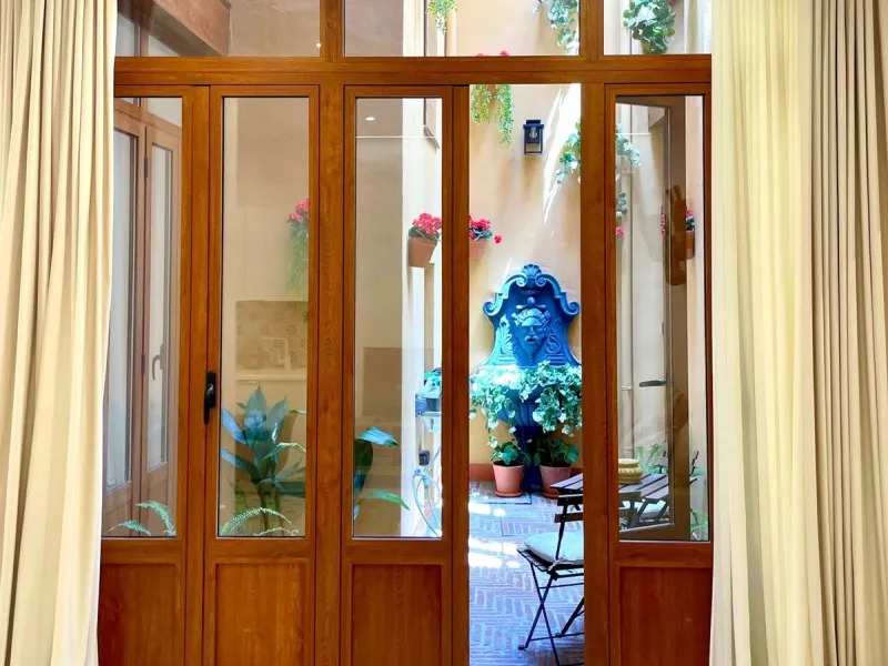 Located in the Historic Centre, this three-storey residential building with tourist license showcases a classic façade inspired by traditional Andalusian architecture and is arranged around a charming, flower-filled central patio. Fully renovated in 2025,