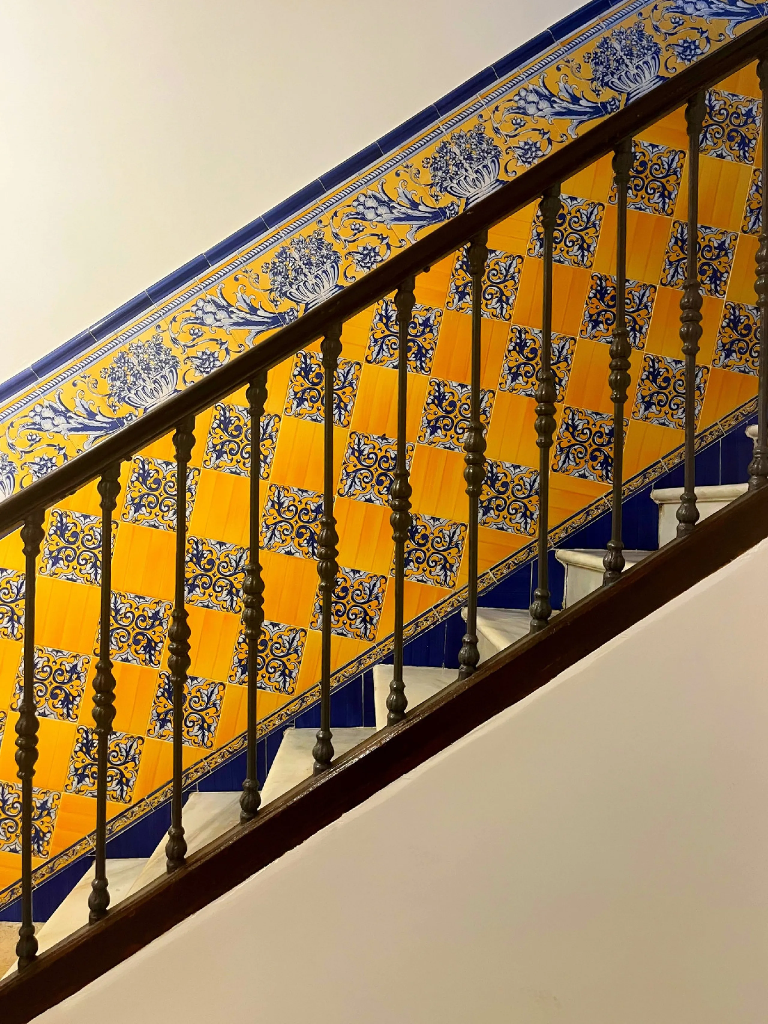 Located in the Historic Centre, this three-storey residential building with tourist license showcases a classic façade inspired by traditional Andalusian architecture and is arranged around a charming, flower-filled central patio. Fully renovated in 2025,