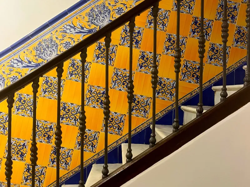 Located in the Historic Centre, this three-storey residential building with tourist license showcases a classic façade inspired by traditional Andalusian architecture and is arranged around a charming, flower-filled central patio. Fully renovated in 2025,