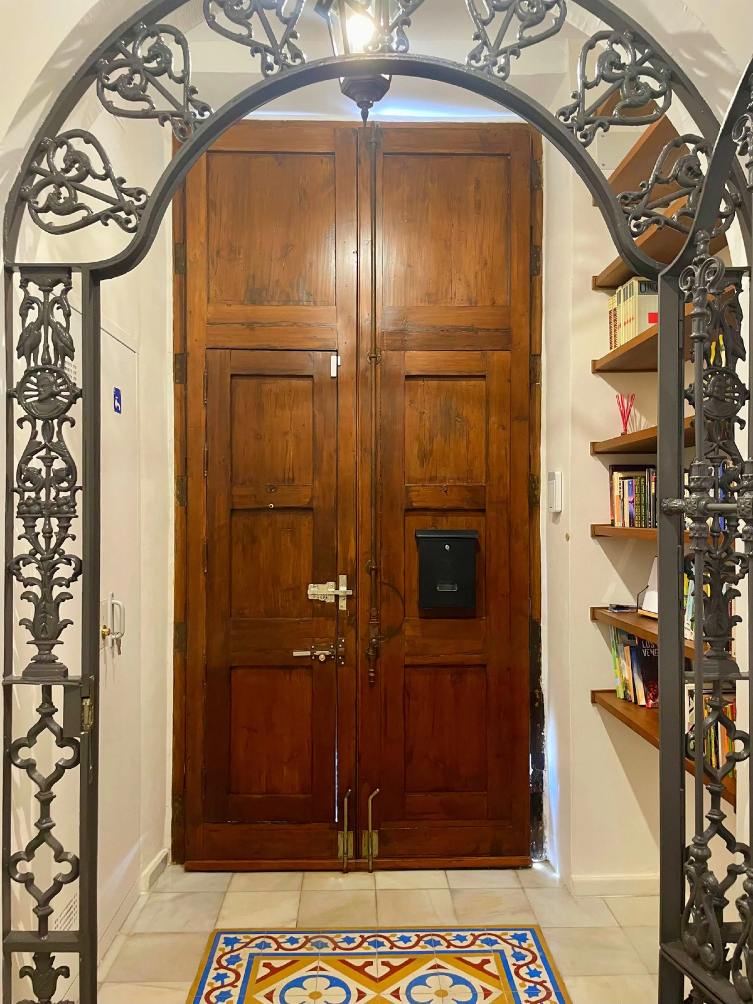 Located in the Historic Centre, this three-storey residential building with tourist license showcases a classic façade inspired by traditional Andalusian architecture and is arranged around a charming, flower-filled central patio. Fully renovated in 2025,