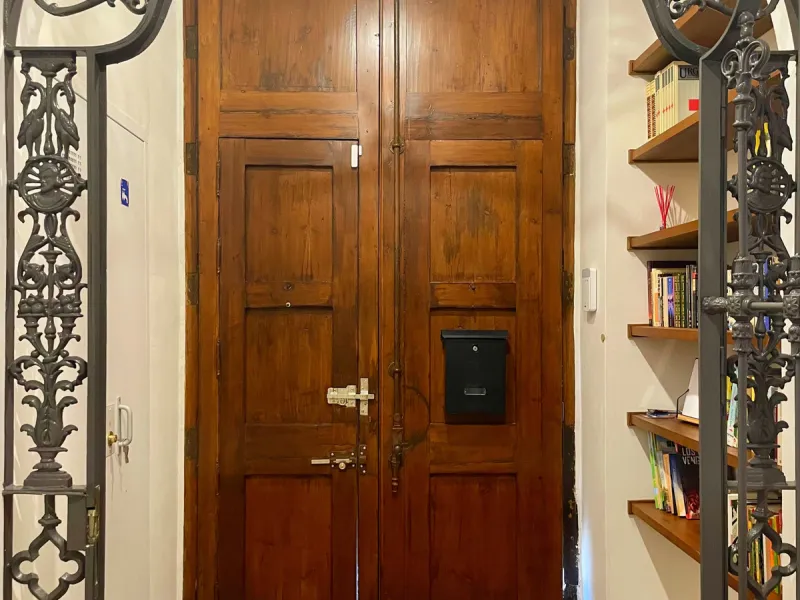 Located in the Historic Centre, this three-storey residential building with tourist license showcases a classic façade inspired by traditional Andalusian architecture and is arranged around a charming, flower-filled central patio. Fully renovated in 2025,