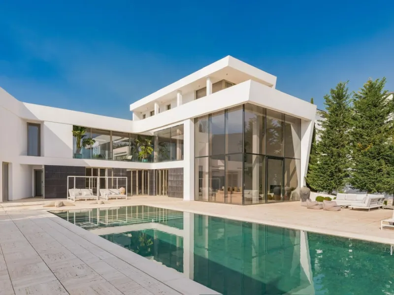 Discover an exceptional frontline golf villa ideally positioned in the prestigious Los Flamingos area of Cancelada. Set on a generous 2,577 m² plot, this magnificent detached residence offers 722 m² of built space and combines luxury, privacy, and breatht