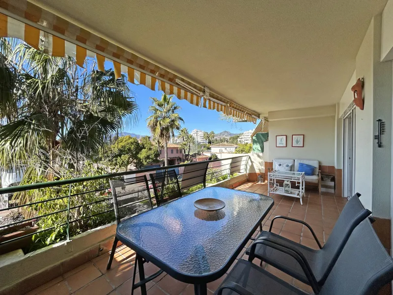 This apartment of over 90 m² offers a comfortable and bright layout, ideal for everyday living or as a second home on the Costa del Sol. It has two bedrooms and two full bathrooms, the master bedroom being en suite and with direct access to the terrace. T