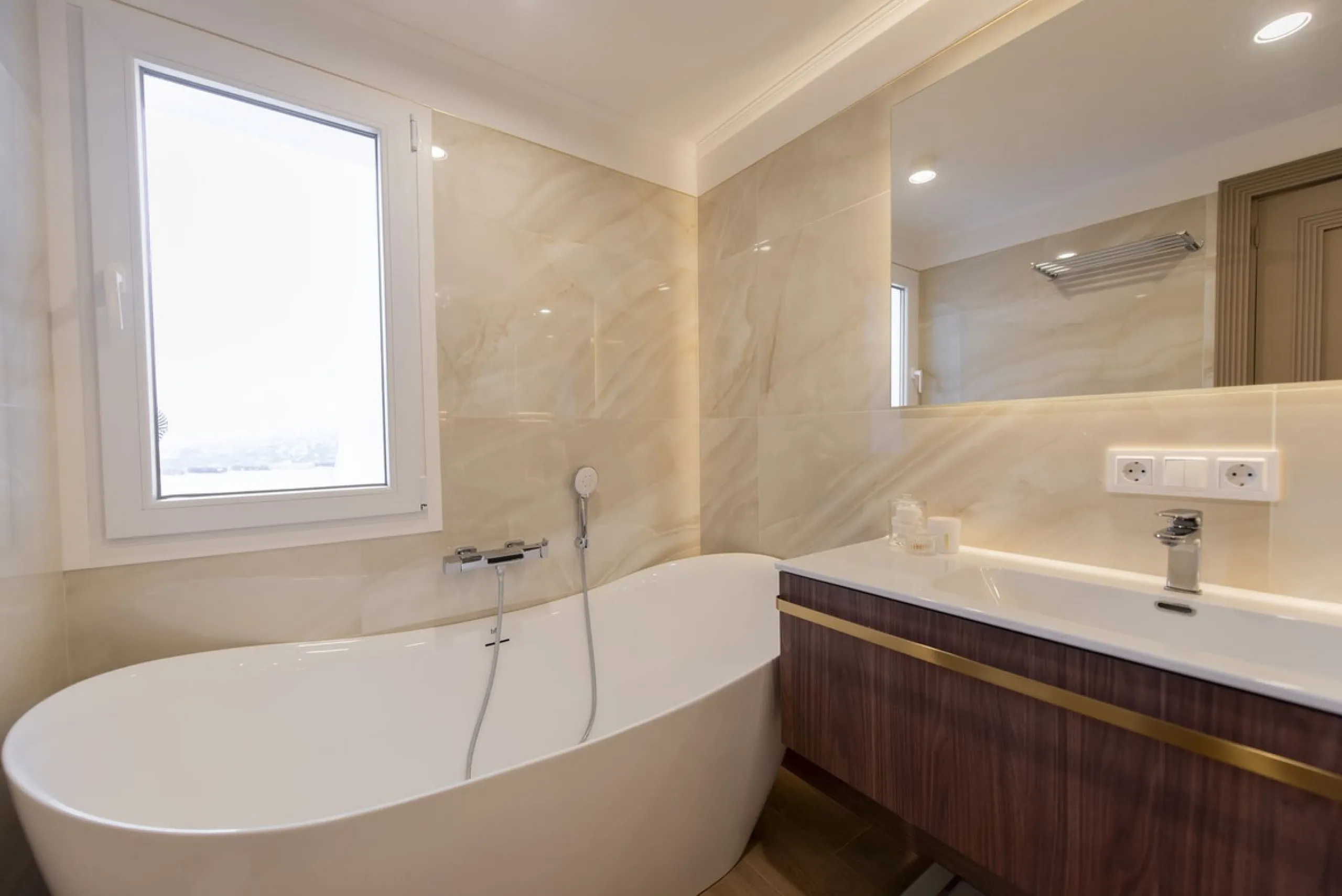 Discover this elegant, fully renovated west-facing townhouse, located in a quiet and well-maintained residential area in the heart of Aloha.
