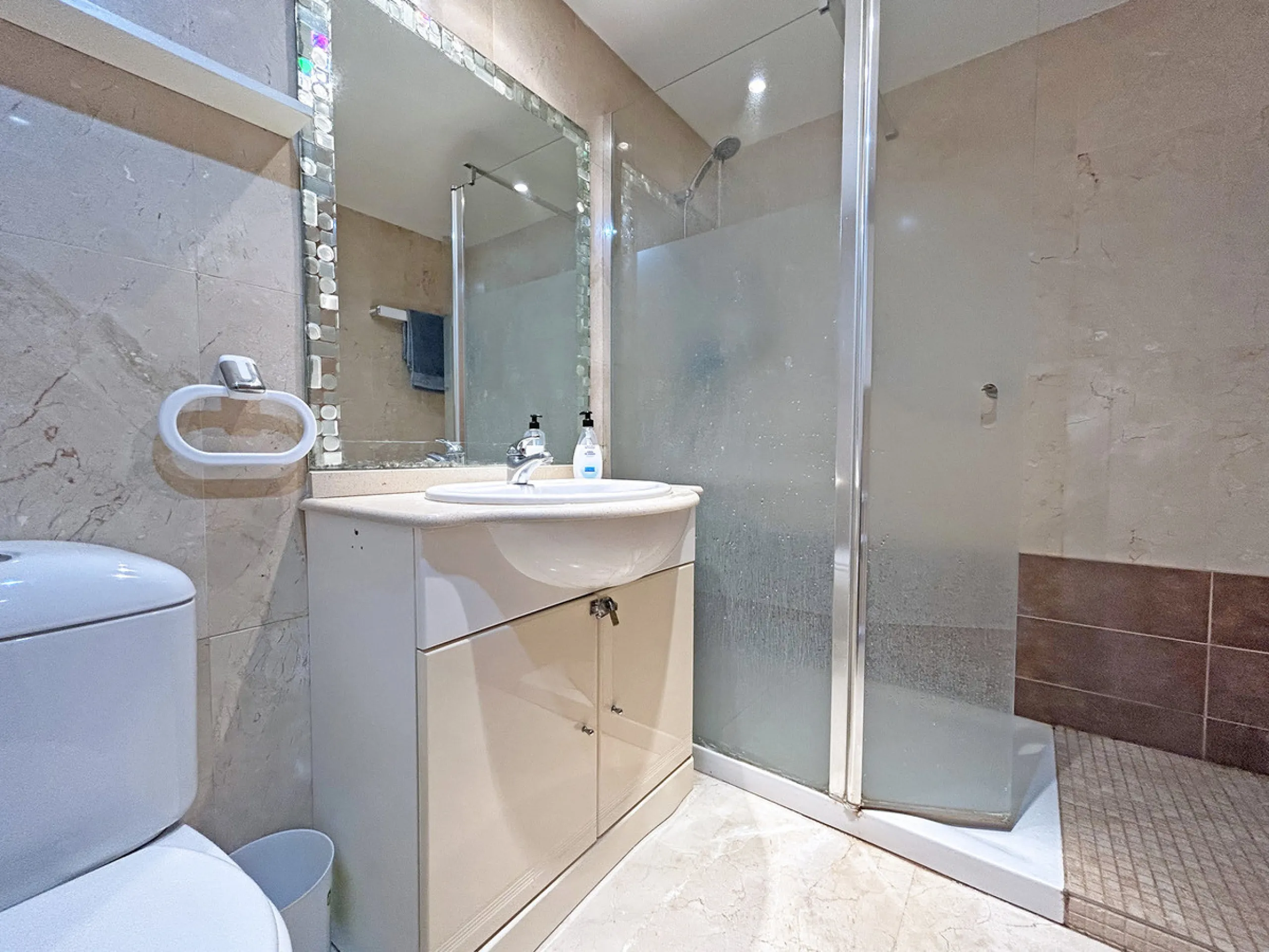 Apartment - Middle Floor Apartment в продаже в Marbella, Málaga. В доме 2 спален и 2 ванных комнат. Площадь дома 114 м²