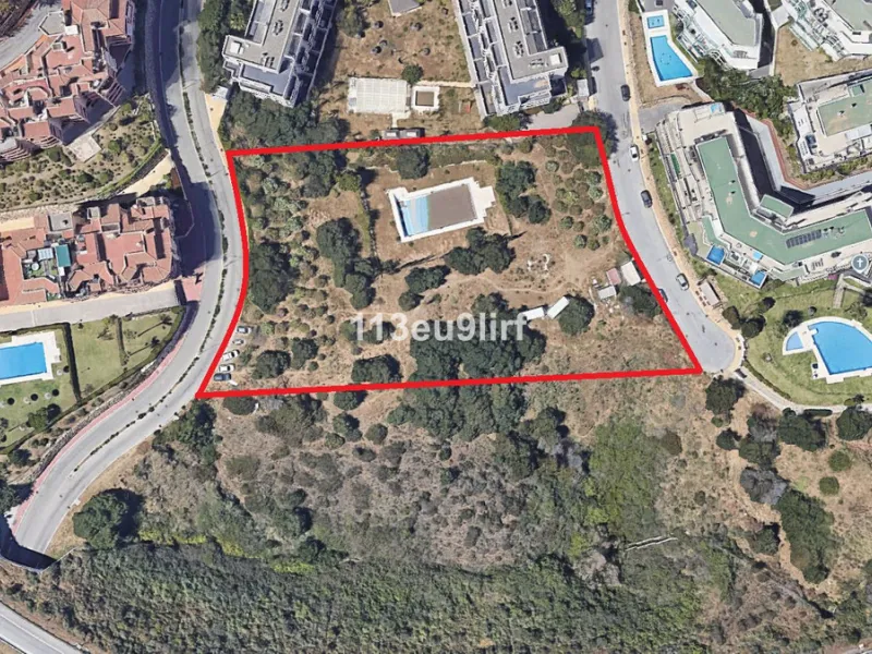 Land in Riviera del Sol with the possibility of developing 64 apartments with 2 and 3 bedrooms, each one with its own storage room and parking space. Buildable area of 7.080 m2 for residential use, compatible with hotel use. Construction license granted i
