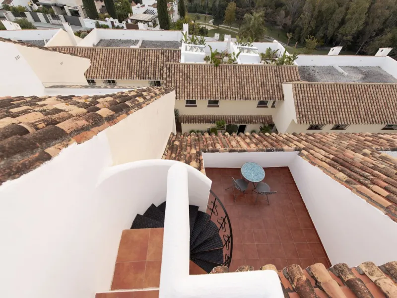 Discover this elegant, fully renovated west-facing townhouse, located in a quiet and well-maintained residential area in the heart of Aloha.