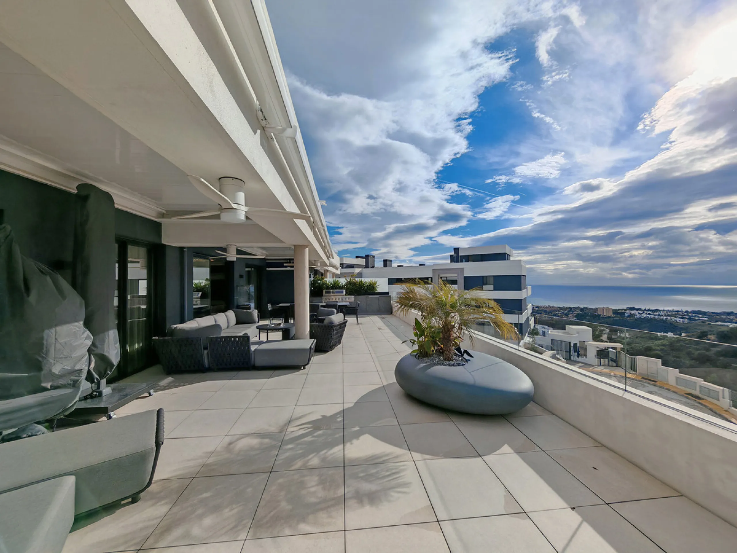 Penthouse for sale in , Marbella with 3 bedrooms, 3 bathrooms, 1 on suite bathroom and with orientation south/west, with communal swimming pool and private garage (2 parking spaces). Regarding property dimensions, it has 247.7 m² built, 114.5 m² interior 