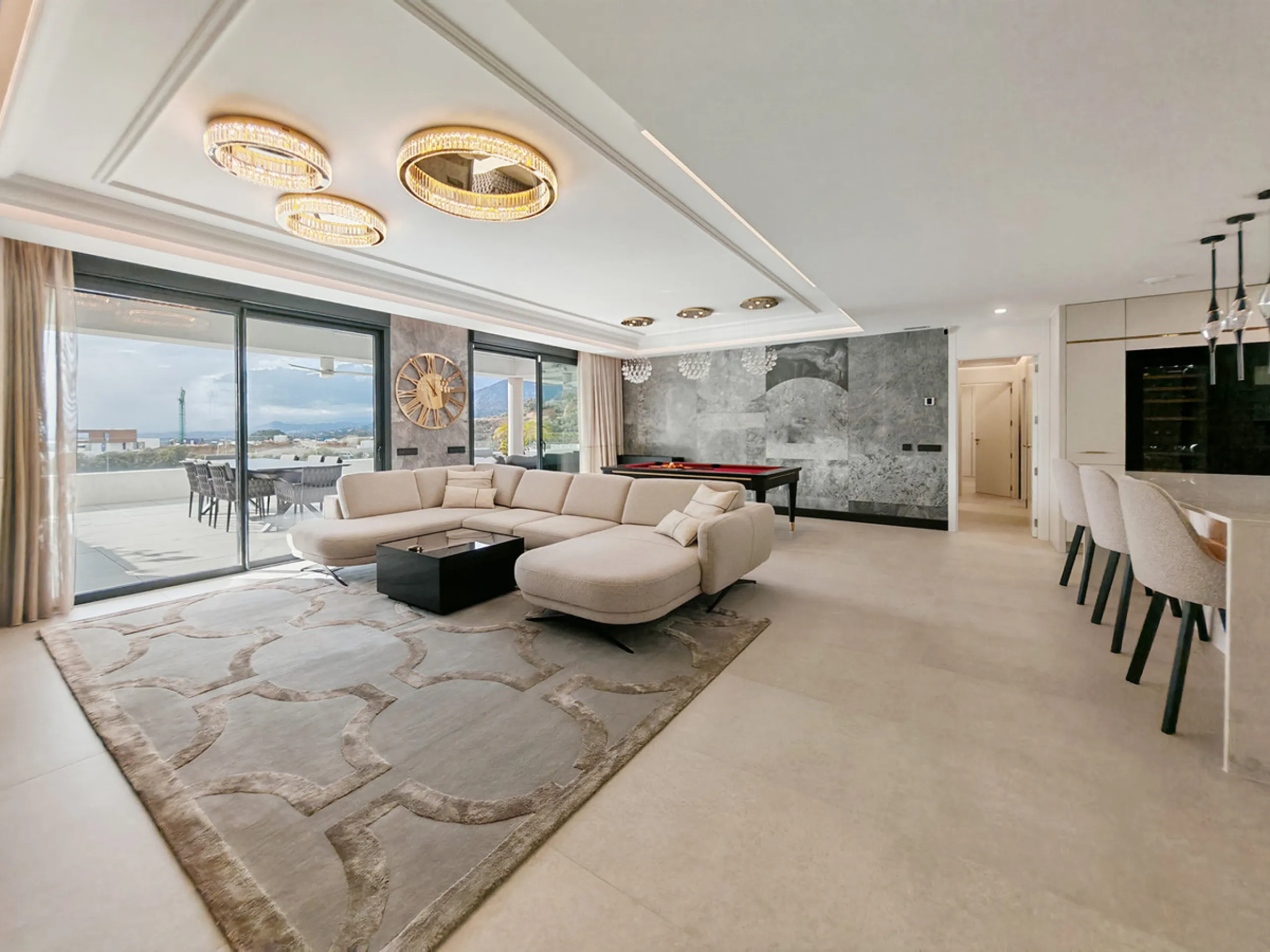 Penthouse for sale in , Marbella with 3 bedrooms, 3 bathrooms, 1 on suite bathroom and with orientation south/west, with communal swimming pool and private garage (2 parking spaces). Regarding property dimensions, it has 247.7 m² built, 114.5 m² interior 