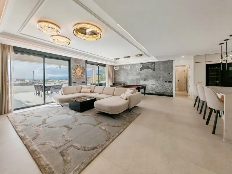 Penthouse for sale in , Marbella with 3 bedrooms, 3 bathrooms, 1 on suite bathroom and with orientation south/west, with communal swimming pool and private garage (2 parking spaces). Regarding property dimensions, it has 247.7 m² built, 114.5 m² interior 