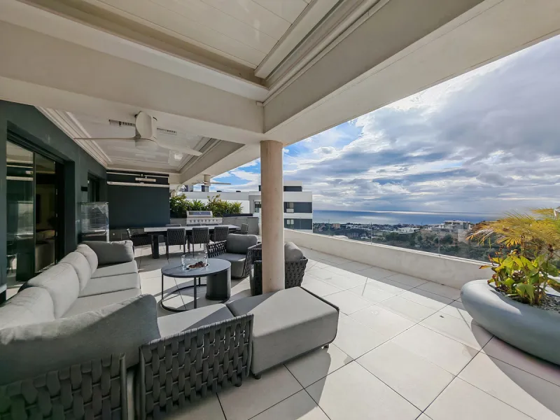 Penthouse for sale in , Marbella with 3 bedrooms, 3 bathrooms, 1 on suite bathroom and with orientation south/west, with communal swimming pool and private garage (2 parking spaces). Regarding property dimensions, it has 247.7 m² built, 114.5 m² interior 