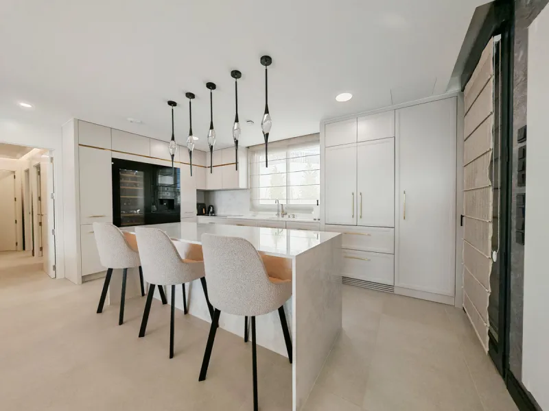 Penthouse for sale in , Marbella with 3 bedrooms, 3 bathrooms, 1 on suite bathroom and with orientation south/west, with communal swimming pool and private garage (2 parking spaces). Regarding property dimensions, it has 247.7 m² built, 114.5 m² interior 