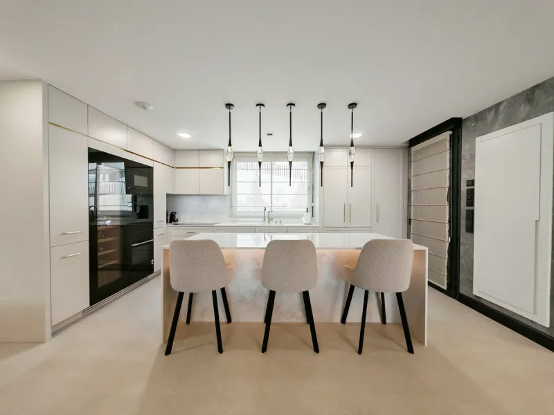 Penthouse for sale in , Marbella with 3 bedrooms, 3 bathrooms, 1 on suite bathroom and with orientation south/west, with communal swimming pool and private garage (2 parking spaces). Regarding property dimensions, it has 247.7 m² built, 114.5 m² interior 