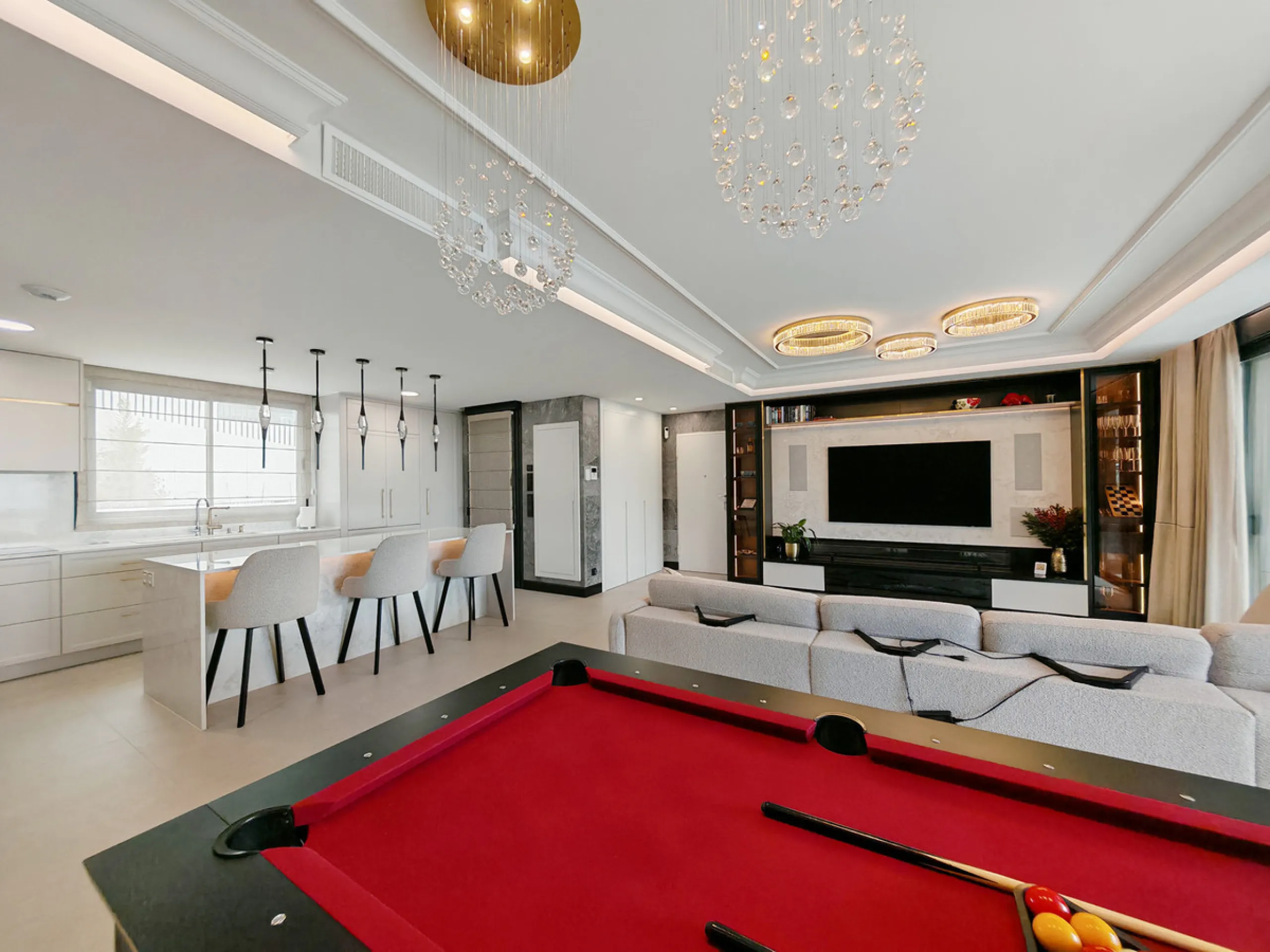 Penthouse for sale in , Marbella with 3 bedrooms, 3 bathrooms, 1 on suite bathroom and with orientation south/west, with communal swimming pool and private garage (2 parking spaces). Regarding property dimensions, it has 247.7 m² built, 114.5 m² interior 