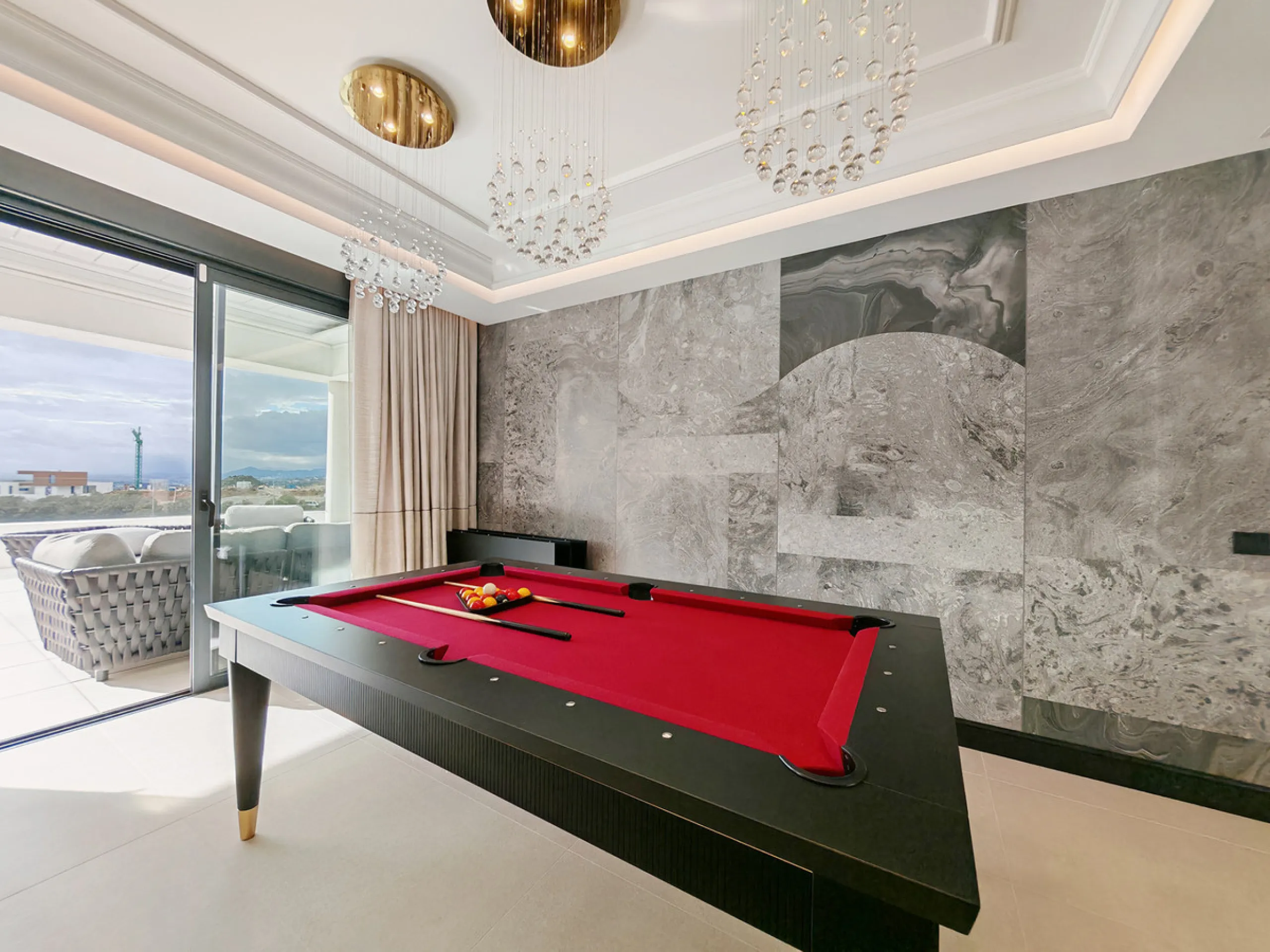 Penthouse for sale in , Marbella with 3 bedrooms, 3 bathrooms, 1 on suite bathroom and with orientation south/west, with communal swimming pool and private garage (2 parking spaces). Regarding property dimensions, it has 247.7 m² built, 114.5 m² interior 