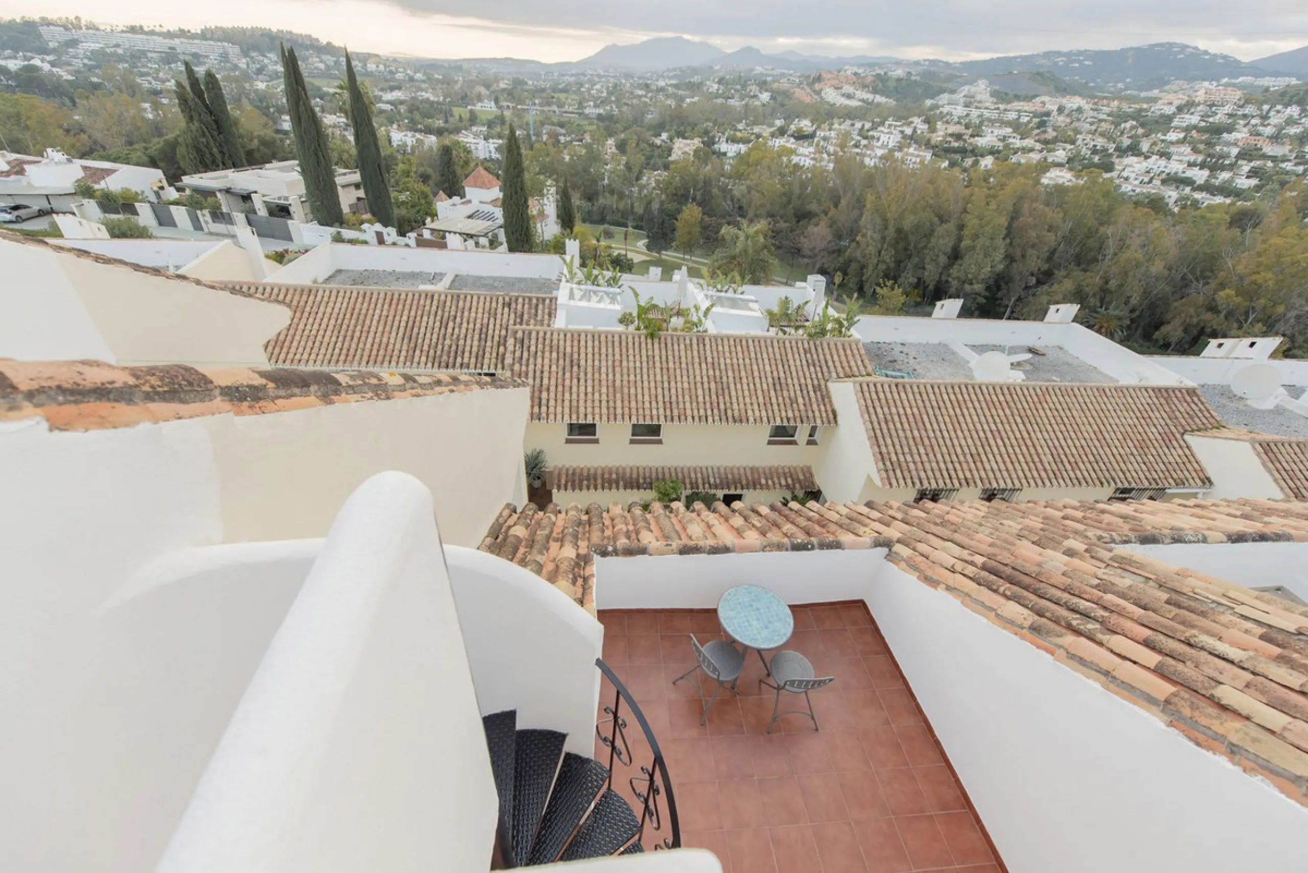 Discover this elegant, fully renovated west-facing townhouse, located in a quiet and well-maintained residential area in the heart of Aloha.