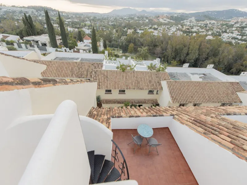 Discover this elegant, fully renovated west-facing townhouse, located in a quiet and well-maintained residential area in the heart of Aloha.