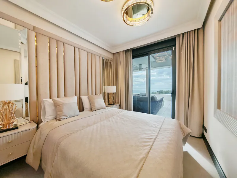 Penthouse for sale in , Marbella with 3 bedrooms, 3 bathrooms, 1 on suite bathroom and with orientation south/west, with communal swimming pool and private garage (2 parking spaces). Regarding property dimensions, it has 247.7 m² built, 114.5 m² interior 