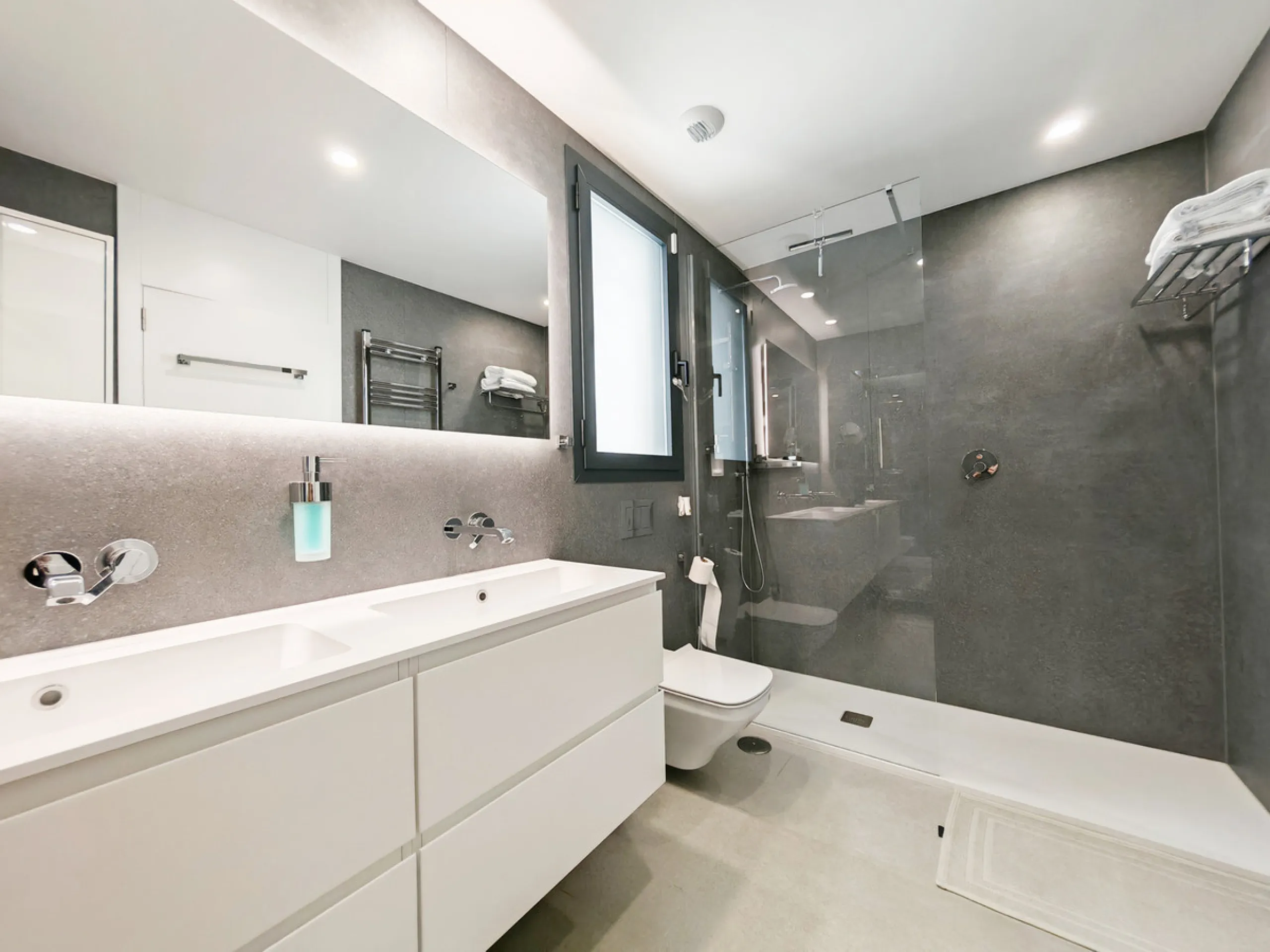 Penthouse for sale in , Marbella with 3 bedrooms, 3 bathrooms, 1 on suite bathroom and with orientation south/west, with communal swimming pool and private garage (2 parking spaces). Regarding property dimensions, it has 247.7 m² built, 114.5 m² interior 