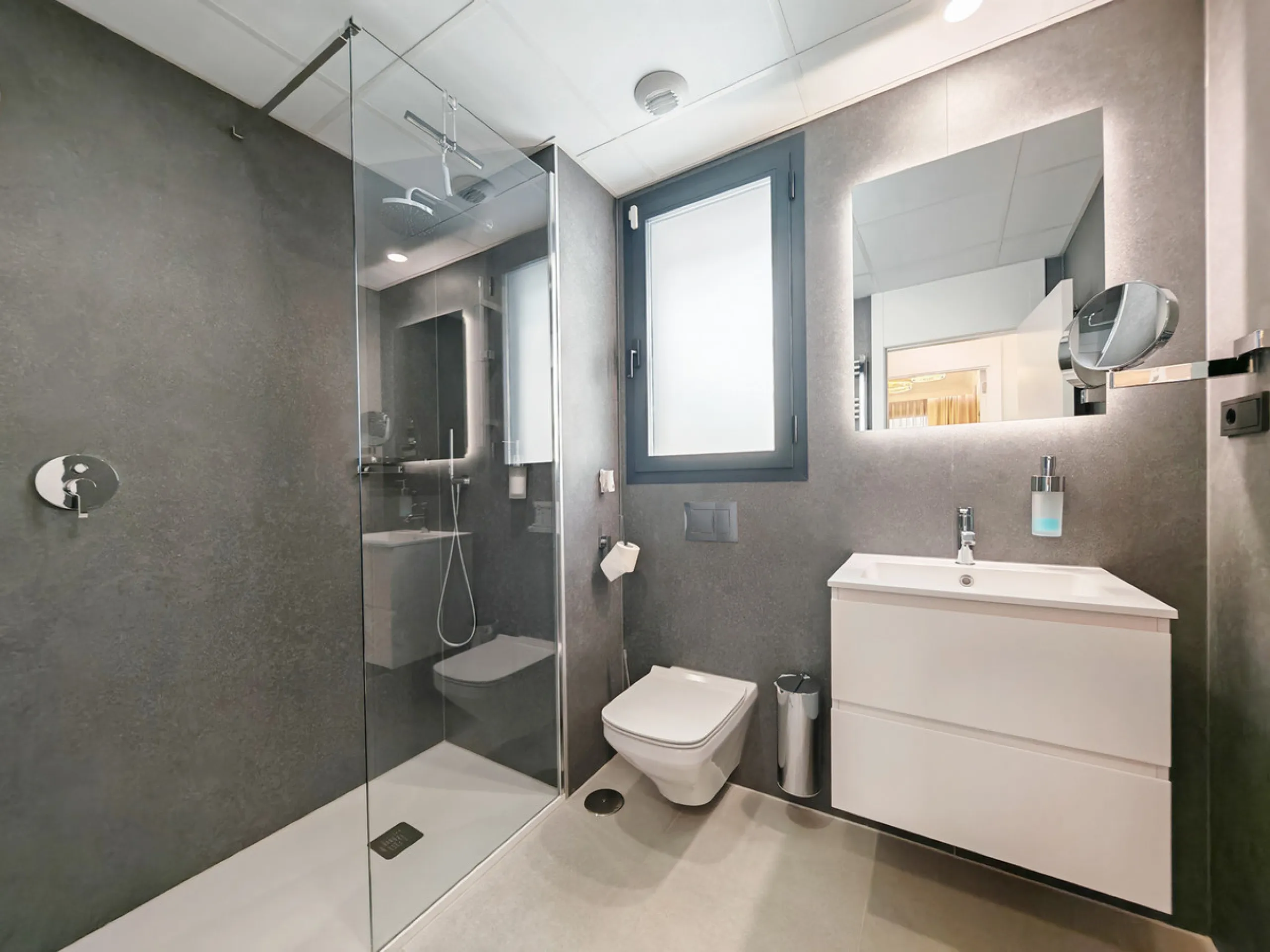 Penthouse for sale in , Marbella with 3 bedrooms, 3 bathrooms, 1 on suite bathroom and with orientation south/west, with communal swimming pool and private garage (2 parking spaces). Regarding property dimensions, it has 247.7 m² built, 114.5 m² interior 