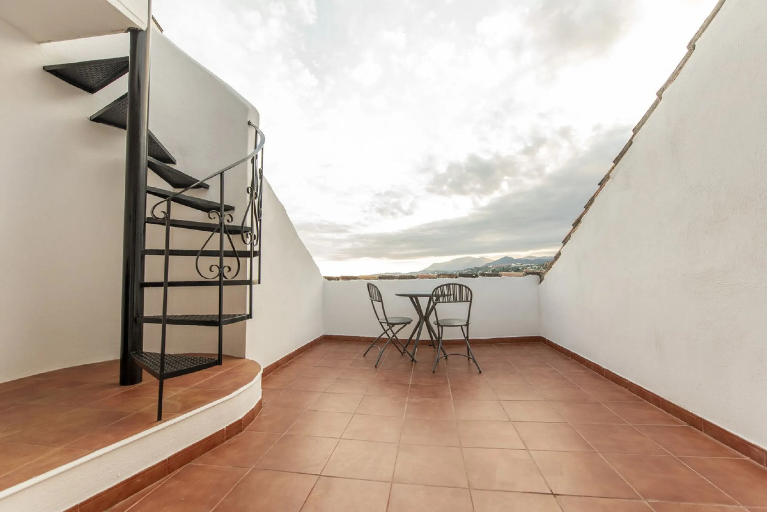 Discover this elegant, fully renovated west-facing townhouse, located in a quiet and well-maintained residential area in the heart of Aloha.