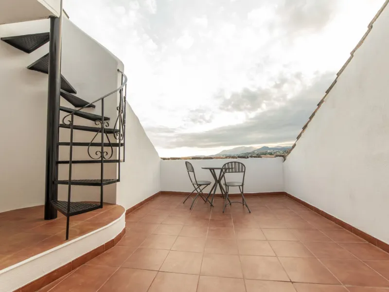 Discover this elegant, fully renovated west-facing townhouse, located in a quiet and well-maintained residential area in the heart of Aloha.