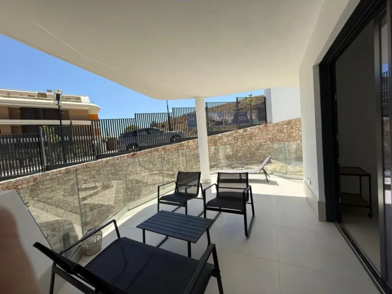 Welcome to this exclusive and modern apartment located in the sought-after area of Lomas del Higuerón.