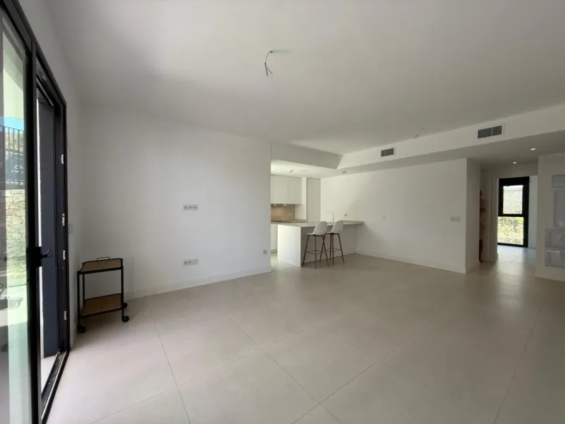 Welcome to this exclusive and modern apartment located in the sought-after area of Lomas del Higuerón.
