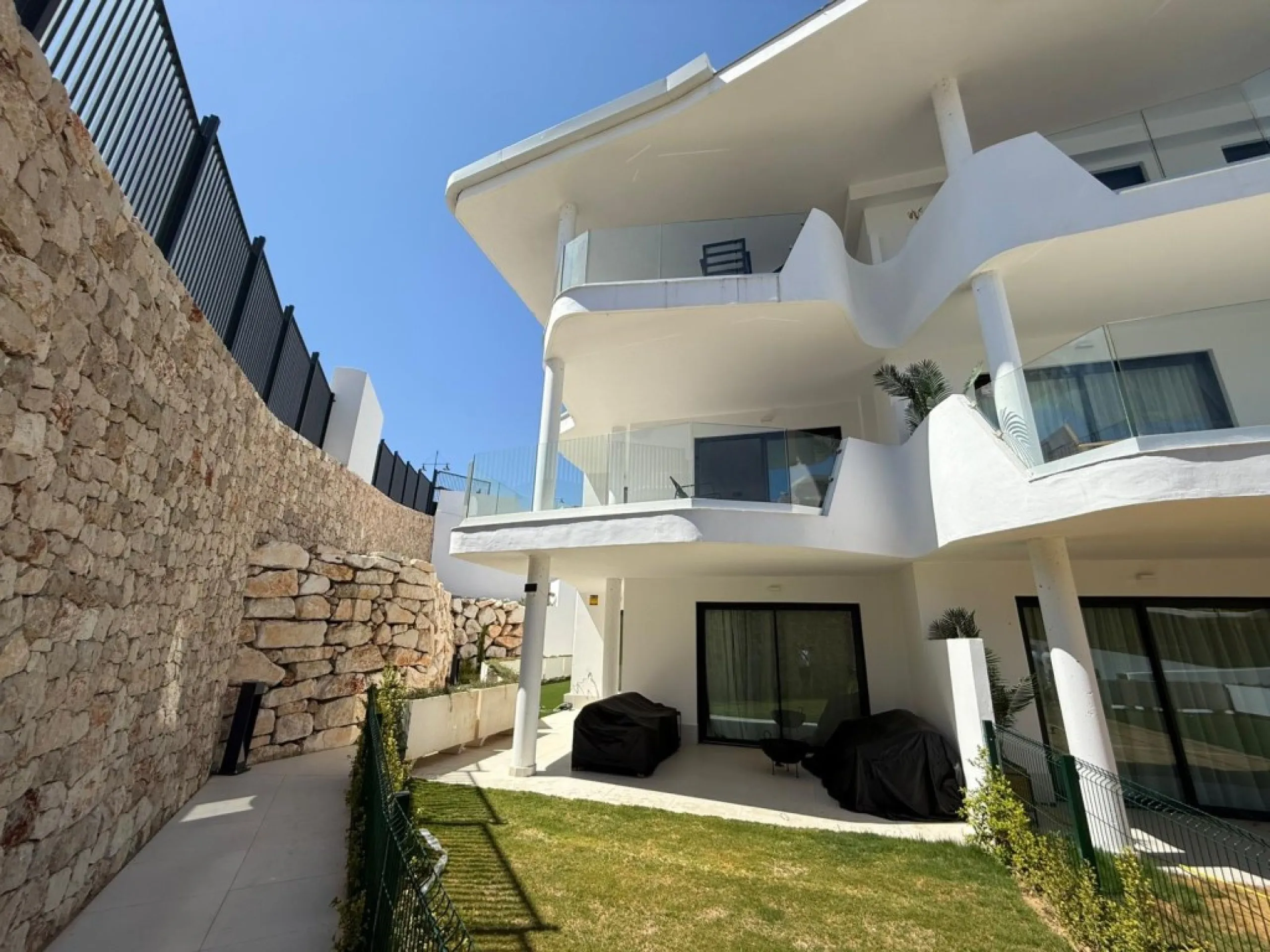 Welcome to this exclusive and modern apartment located in the sought-after area of Lomas del Higuerón.