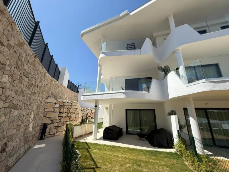 Welcome to this exclusive and modern apartment located in the sought-after area of Lomas del Higuerón.
