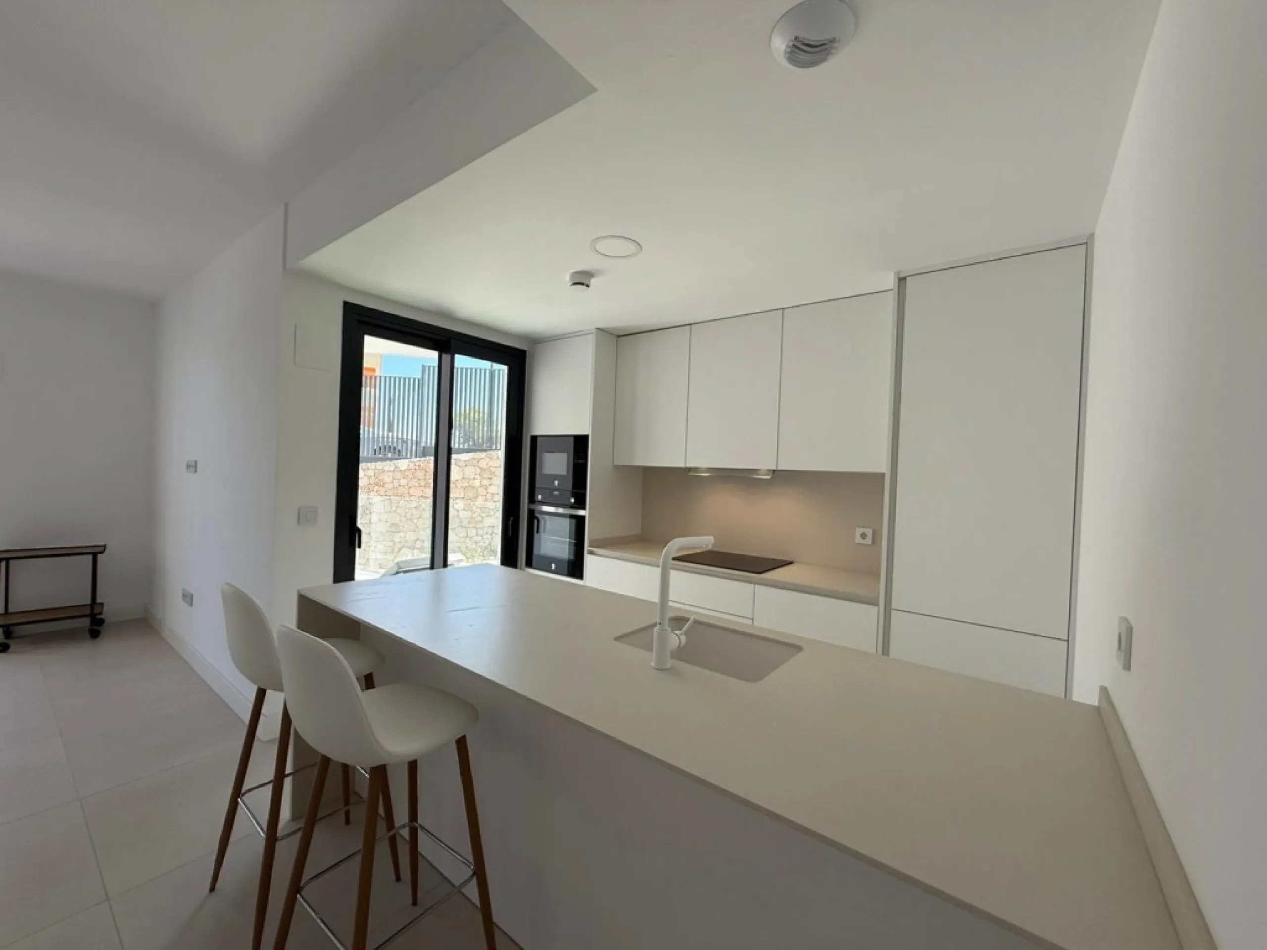 Welcome to this exclusive and modern apartment located in the sought-after area of Lomas del Higuerón.