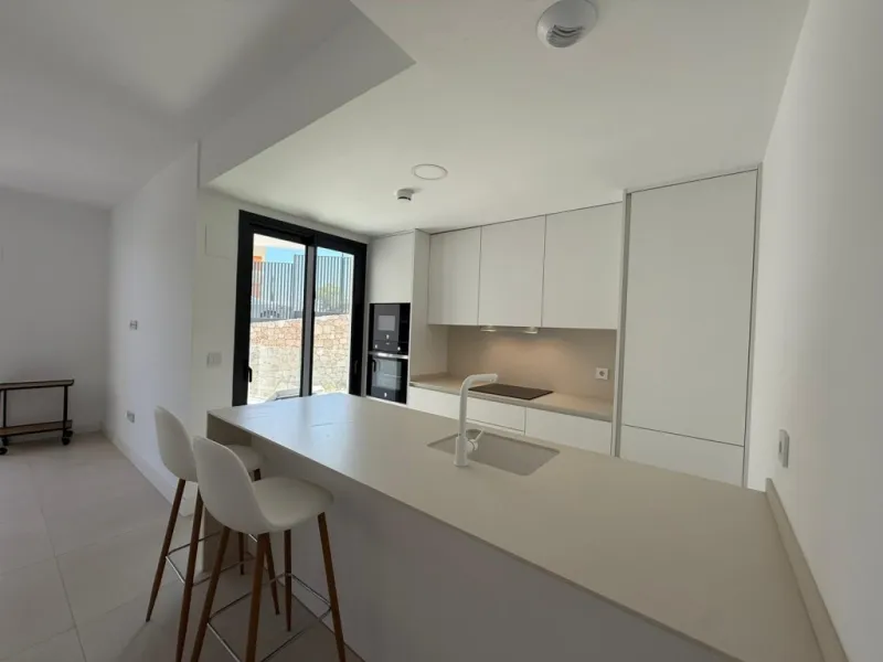 Welcome to this exclusive and modern apartment located in the sought-after area of Lomas del Higuerón.