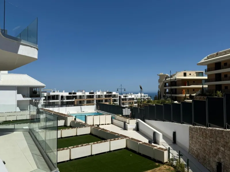 Welcome to this exclusive and modern apartment located in the sought-after area of Lomas del Higuerón.