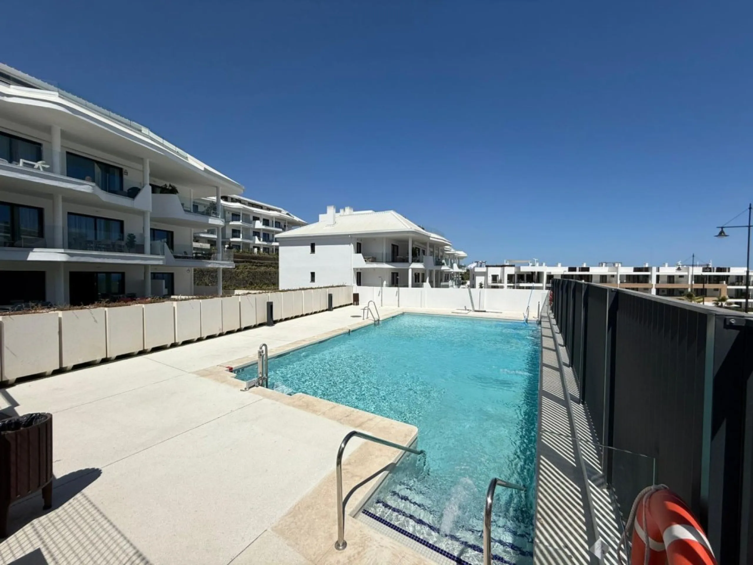 Welcome to this exclusive and modern apartment located in the sought-after area of Lomas del Higuerón.