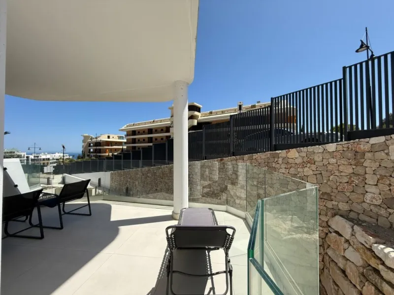 Welcome to this exclusive and modern apartment located in the sought-after area of Lomas del Higuerón.