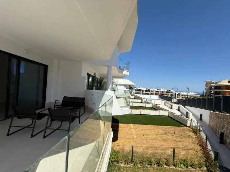 Welcome to this exclusive and modern apartment located in the sought-after area of Lomas del Higuerón.