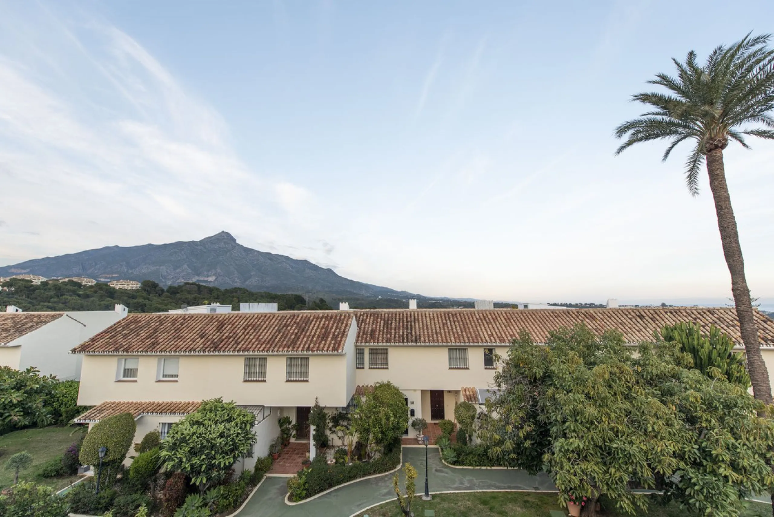 Discover this elegant, fully renovated west-facing townhouse, located in a quiet and well-maintained residential area in the heart of Aloha.