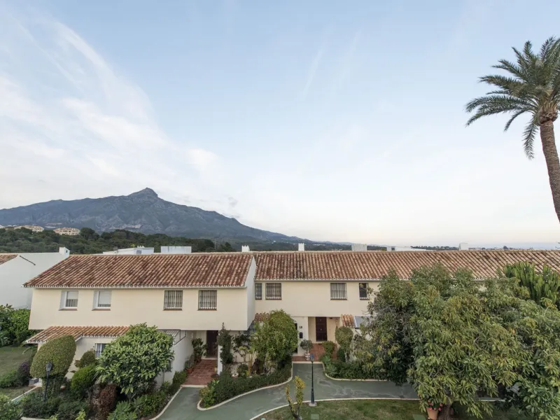 Discover this elegant, fully renovated west-facing townhouse, located in a quiet and well-maintained residential area in the heart of Aloha.